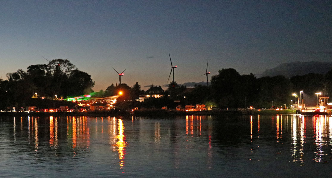 Dreizehn Mal Romantika: Lichtershow mit Kanalprinzessin