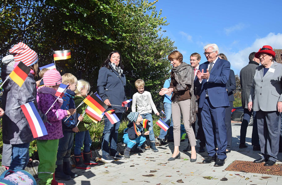 Zu Besuch in Sehestedt: Fröhlicher Empfang für den Bundespräsidenten