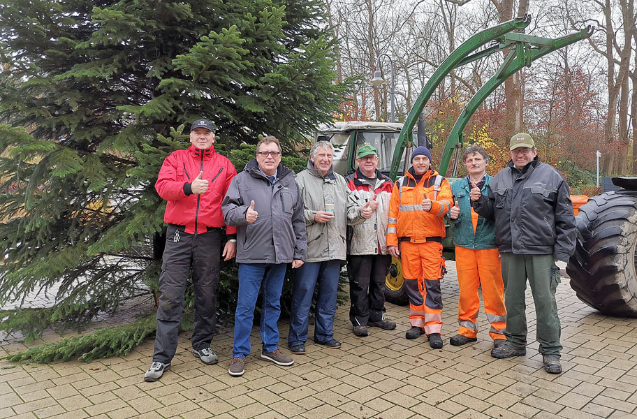 Anpunschen und Weihnachtsbaum: Starke Männer hat das Dorf