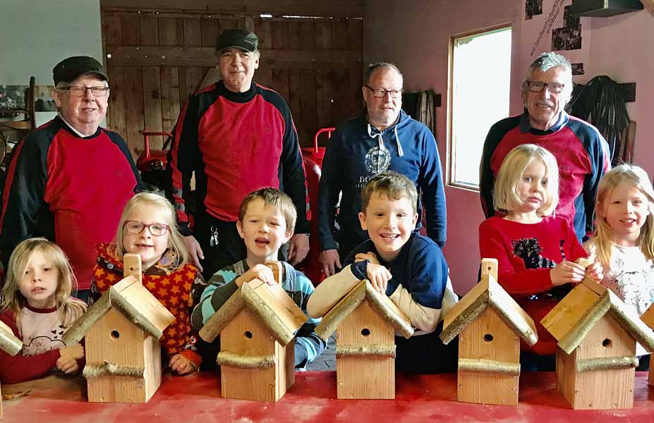 Gemeinsam mit den Öltimern: Hübsche Vogelhäuser für fleißige Vorschulkinder