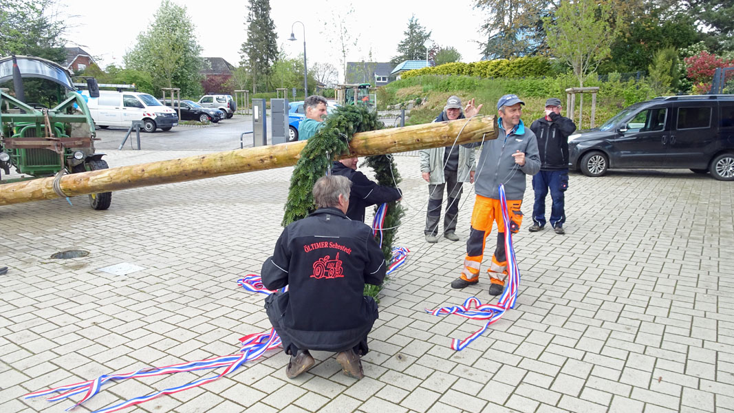 Maibaum steht – Bürgermeister in Rekonvaleszenz