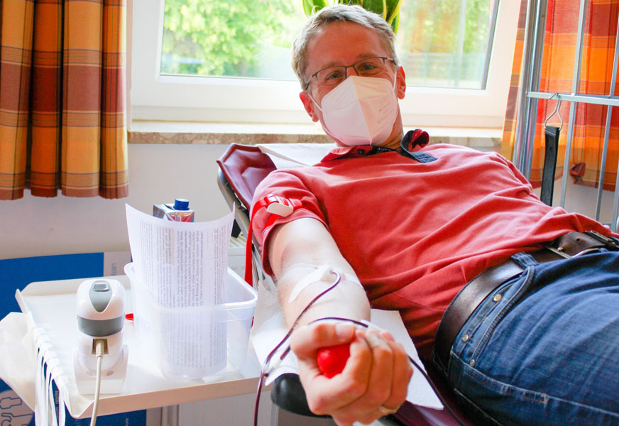 Ministerpräsident Daniel Günther besucht Sehestedt – zum Blut spenden