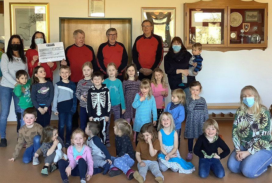 Besuch im Kindergarten: Die Öl-Timer spenden und basteln