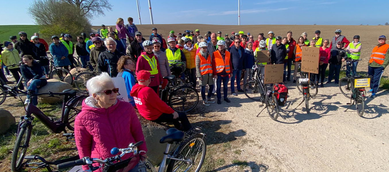 Gemeinsam unterwegs: Bürger protestieren für einen neuen Radweg