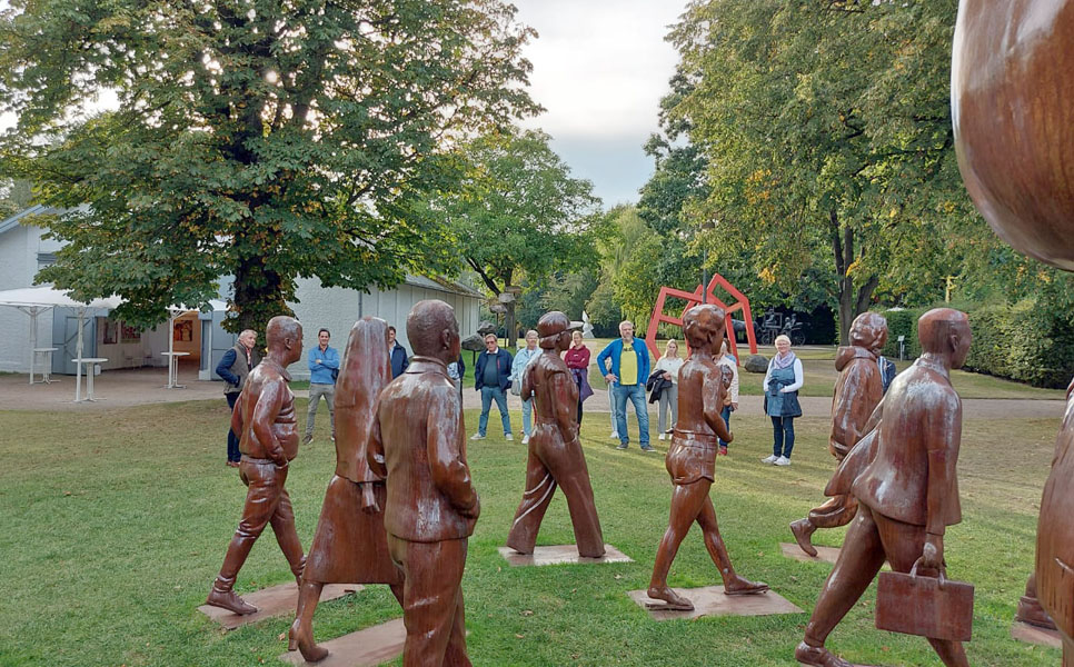 Gemeindevertretung besucht die NordArt: Kunst in XXL auf historischem Boden