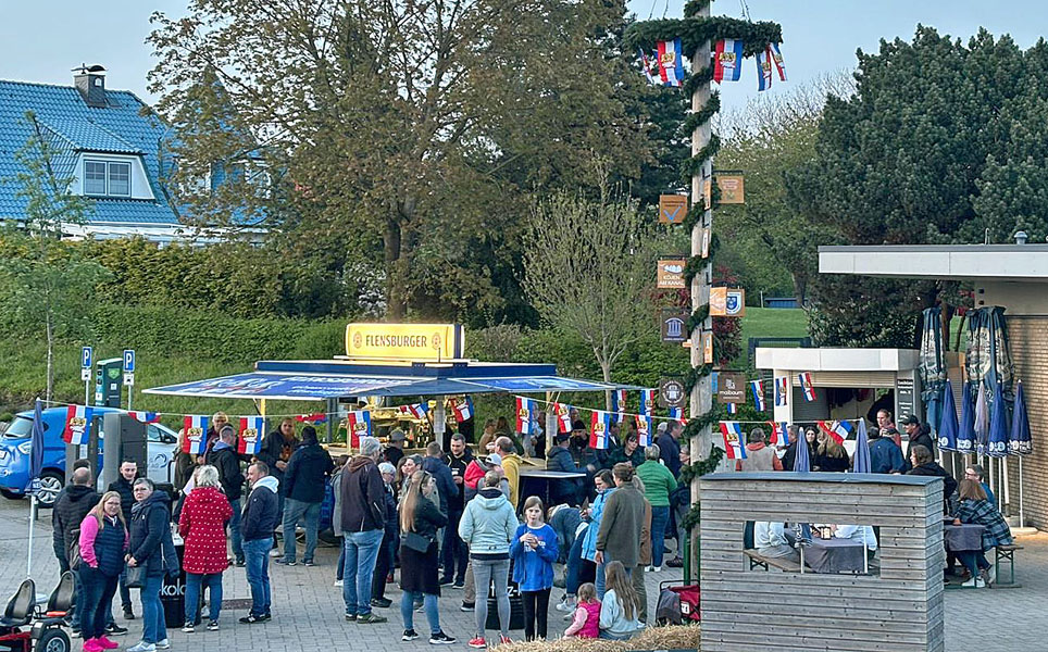 Fröhliche Einladung: Der Maibaum wird aufgestellt!