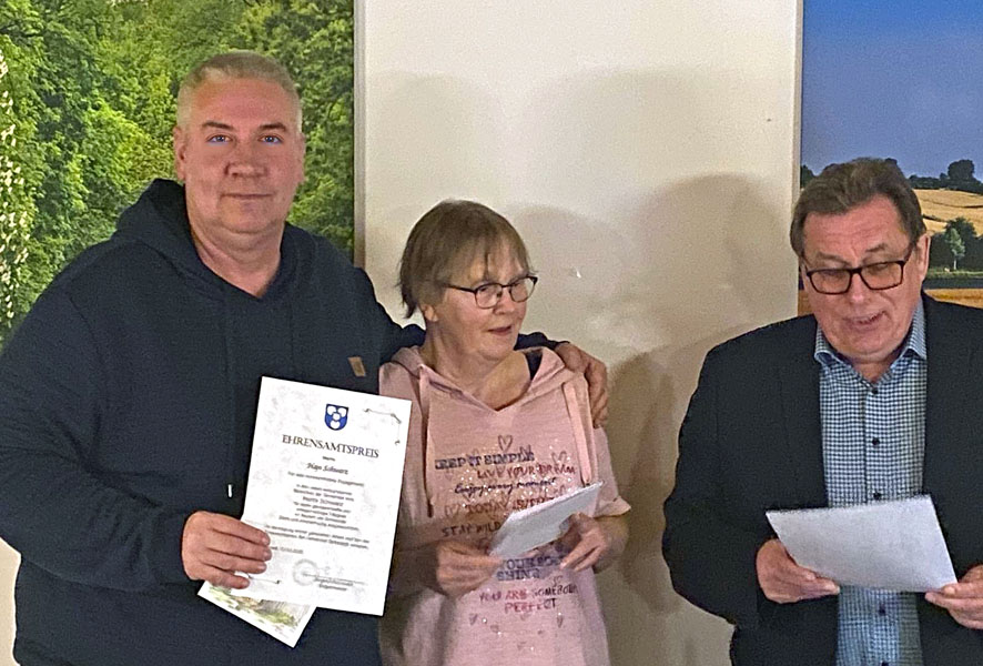 Ehrung (von links): Hajo Schwarz, Monika Benn und Bürgermeister Torsten Jürgens-Wichmann. Foto: privat