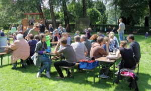 Kaffeetrinken vor MzHalle whe bearbeitet-1   