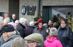 Menschen vor dem MarktTreff