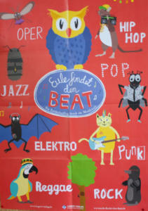 Buntes Plakat im Musikzimmer.